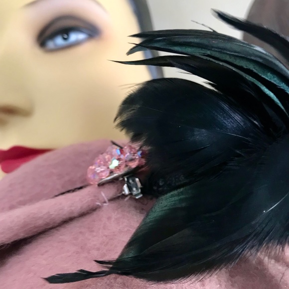 DASHING 1940s PINK \'MOHAIR\' FELT HAT WITH MATCHING JEWEL AND BLACK FEATHERS main image 14
